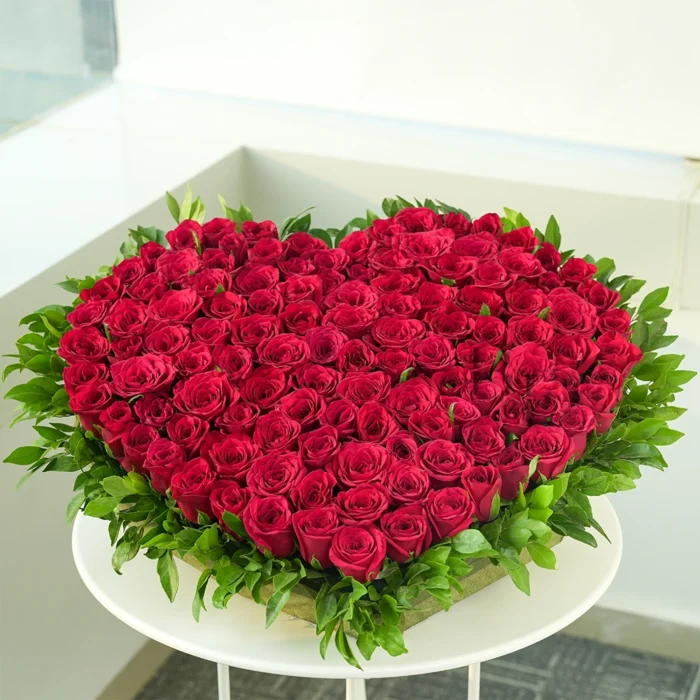 heart-shaped-red-rose-arrangement