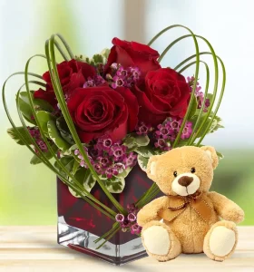 4-red-roses-in-a-cube-vase-with-teddy