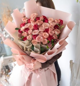 Peach-&-Red-Roses-Bouquet