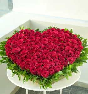 heart-shaped-red-rose-arrangement