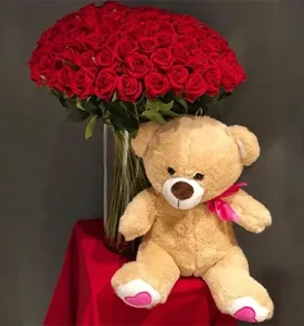 red-roses-in-a-vase-with-a-teddy-bear